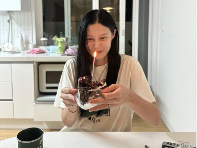 조민 씨가 결혼 후 처음 맞은 생일을 축하하고 있다. [조민 인스타그램 갈무리]