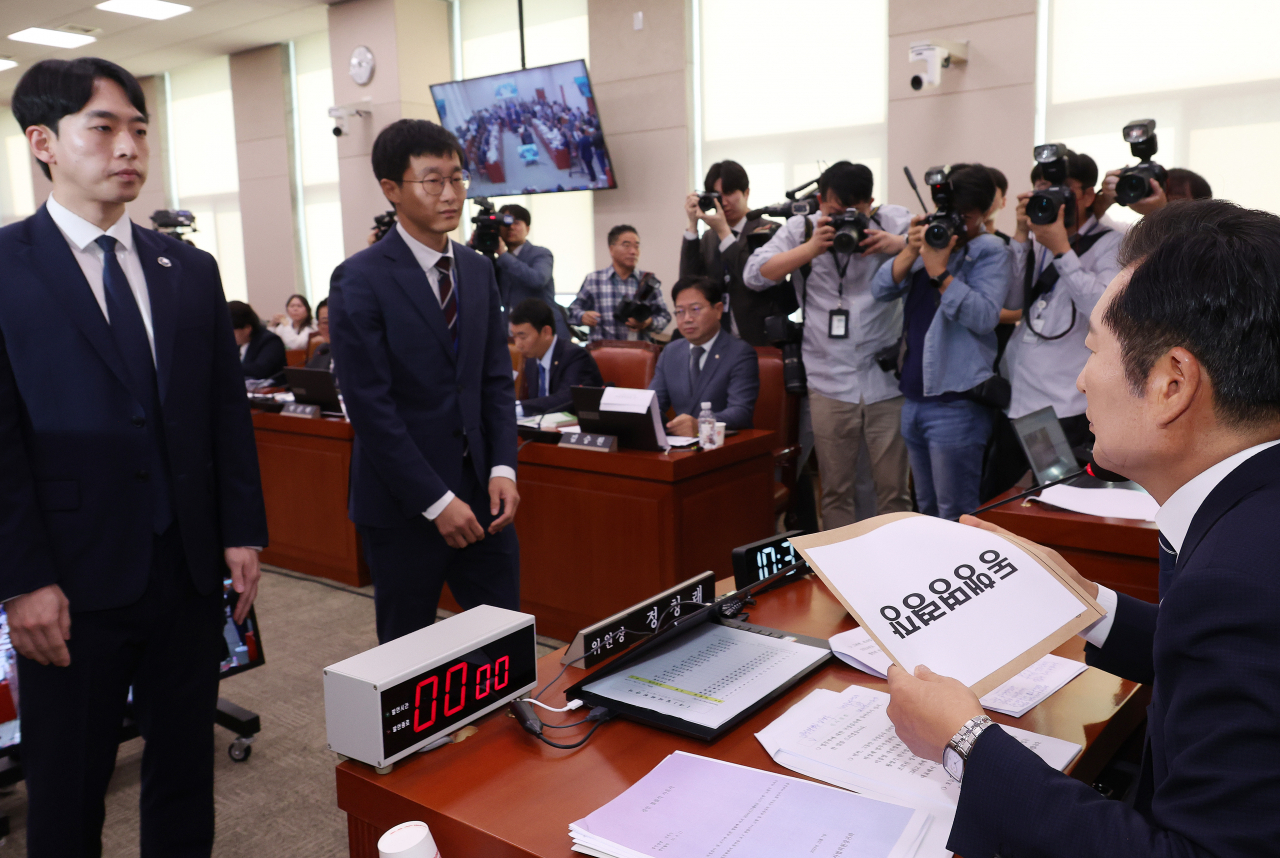 지난 8일 국회에서 열린 법제사법위원회의 회의에서 정청래 위원장이 이날 국정감사에 증인으로 출석하지 않은 김영철 서울북부지검 차장검사에 대한 동행명령장을 경위들에게 전달하고 있다. [연합]