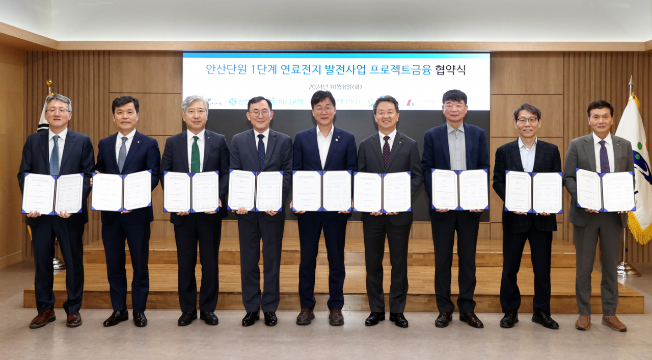 왼쪽에서부터 안산그린e 유석종 대표이사, 대우건설 조승일 본부장, 하나은행 전호진 부행장, 신한은행 정근수 부행장, 이민근 안산시장, 대우건설 백정완 대표이사, 안산도시개발 이기용 대표이사, 박무철 대표이사, 삼천리 김원중 본부장이 사진촬영을 진행하고 있다. [대우건설]
