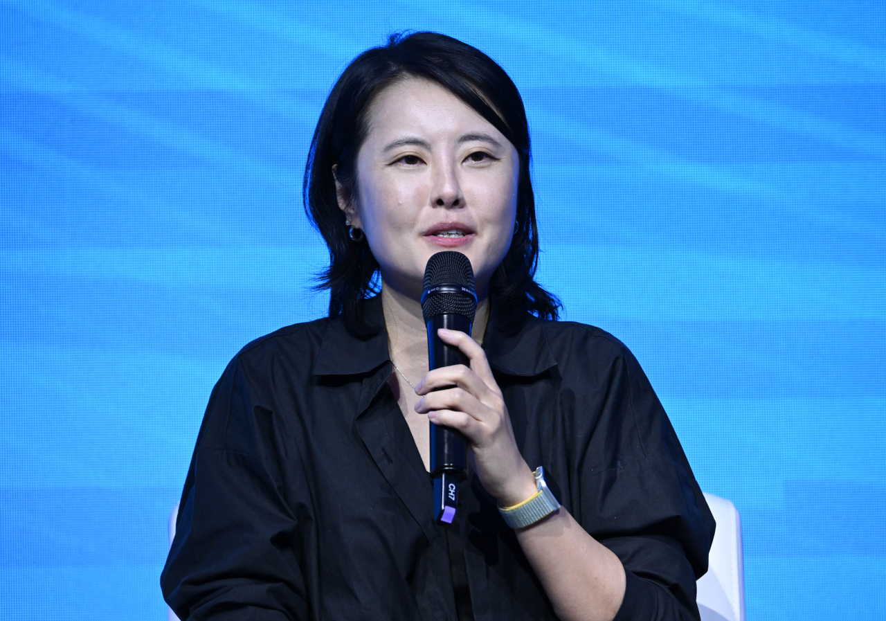 루나파크 작가가 지난 8일 오후 서울 반포 세빛섬에서 열린 ‘헤럴드디자인포럼 2024’ 세스페셜토크에 참석해 발언하고 있다. 임세준 기자