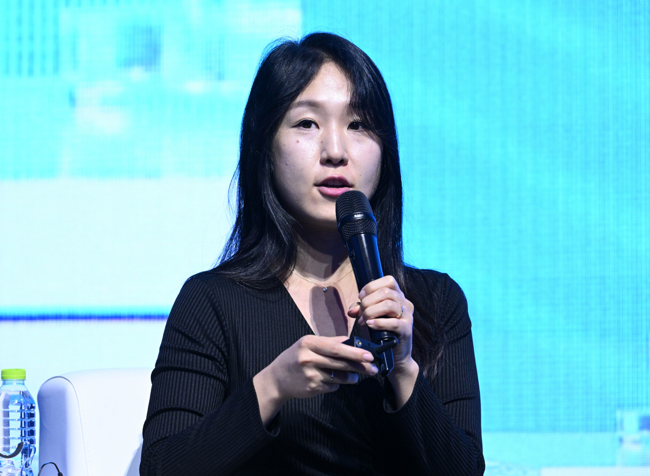 김하나 작가가 지난 8일 오후 서울 반포 세빛섬에서 열린 ‘헤럴드디자인포럼 2024’ 스페셜토크에 참석해 발언하고 있다. 임세준 기자