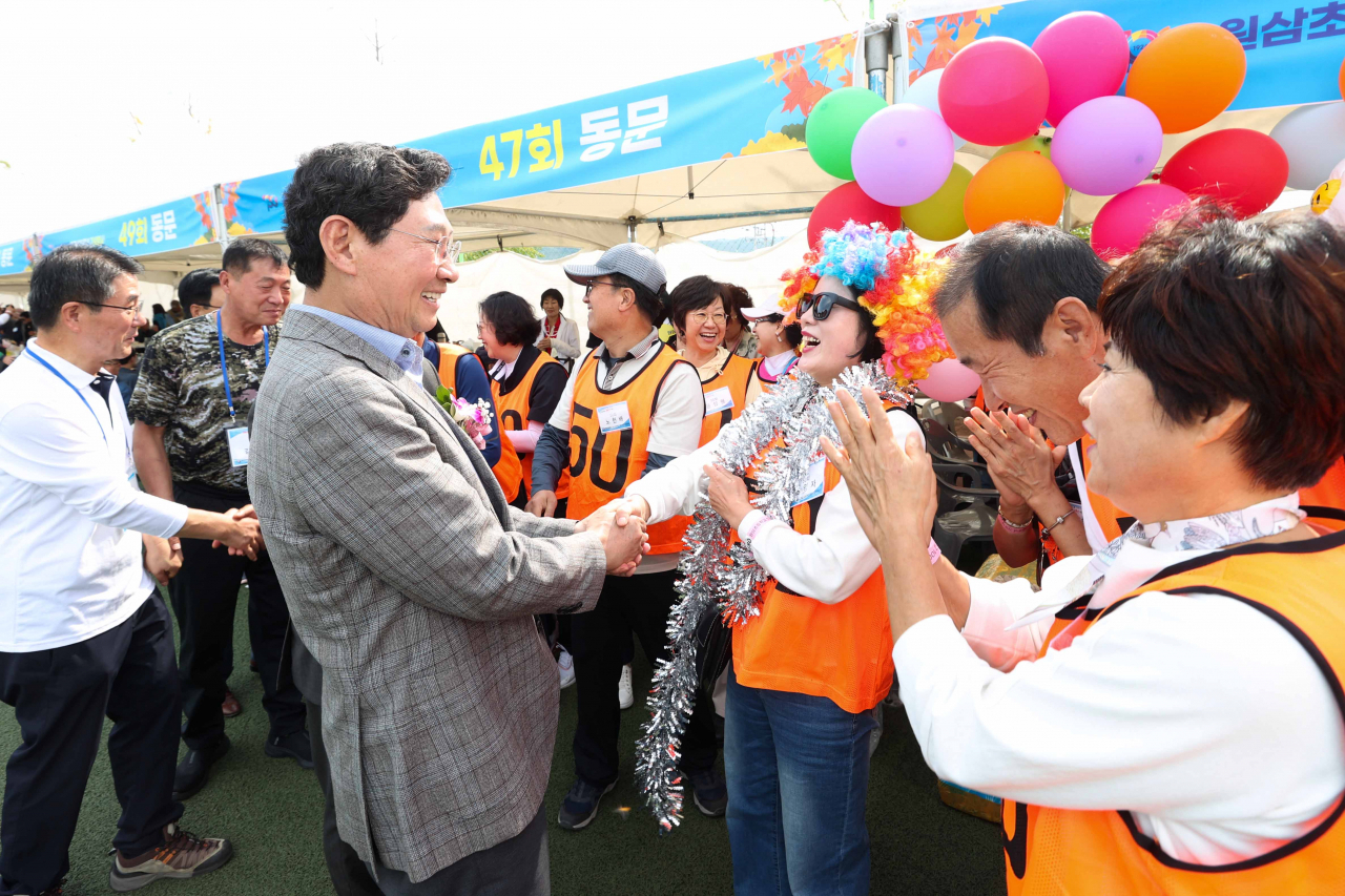 이상일 용인특례시장이 9일 처인구 원삼면 원삼초등학교 운동장에서 열린 ‘100주년 기념 화합의 한마당’에 참석해 축하의 뜻을 전했다.[용인시 제공]