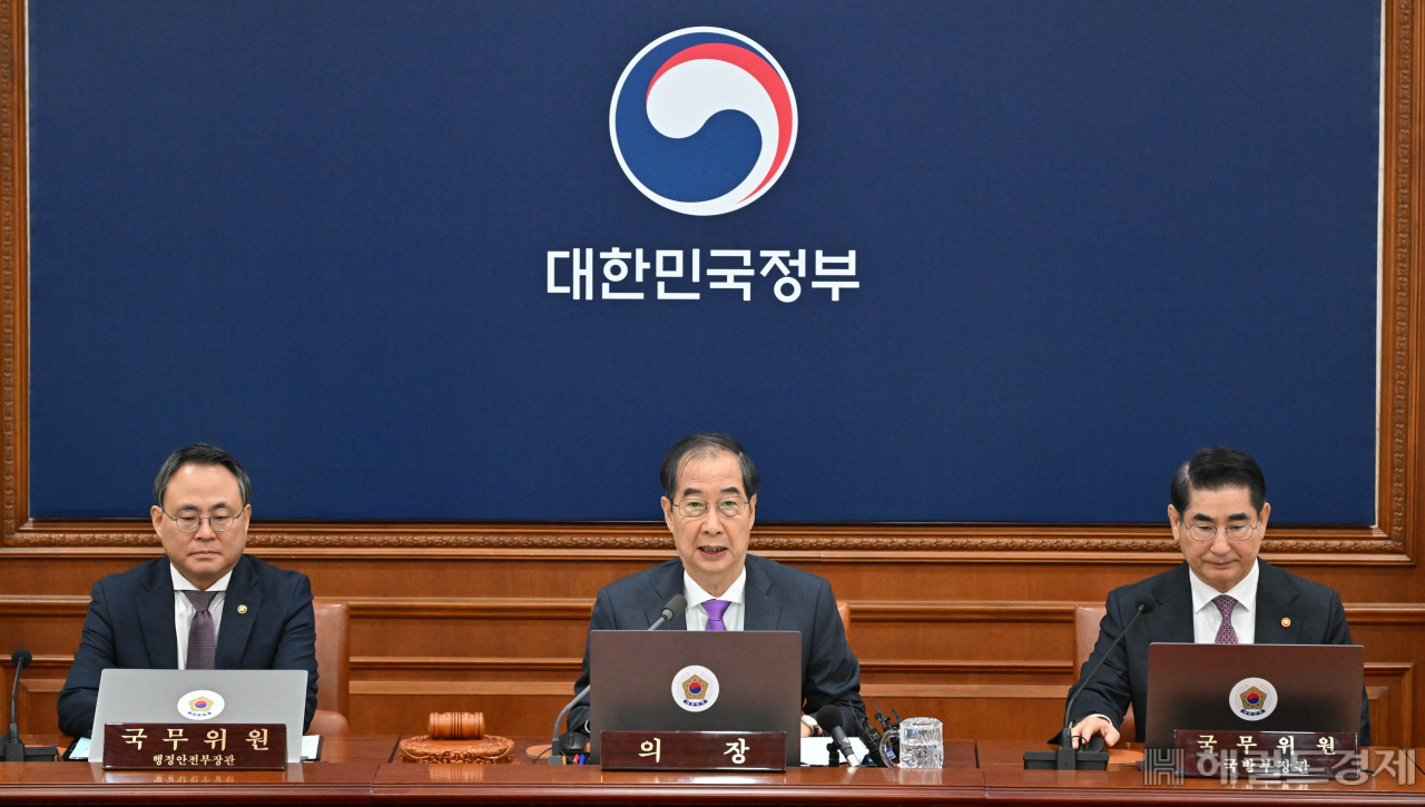 한덕수(가운데) 국무총리가 10일 오전 서울 종로구 정부서울청사에서 열린 국무회의에서 모두발언을 하고 있다. 임세준 기자