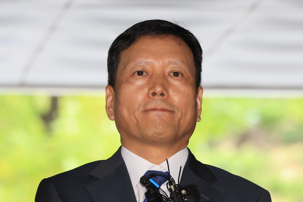 티몬·위메프 대규모 미정산 사태와 관련해 구영배 큐텐 그룹 대표가 10일 오전 서울 서초구 서울중앙지방법원에서 열린 구속 전 피의자 심문(영장실질심사)에 출석하며 취재진 질문을 듣고 있다. [연합