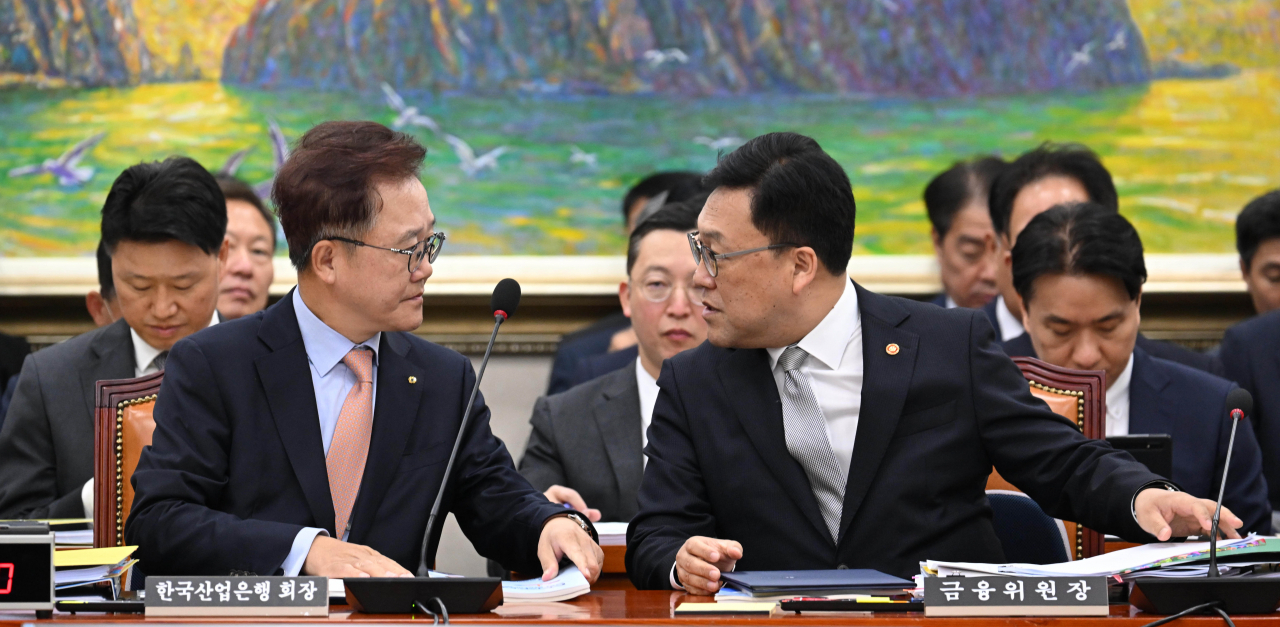 김병환(오른쪽) 금융위원장이 10일 오전 서울 여의도 국회에서 열린 국회 정무위원회의 국정감사에 참석해 강석훈 한국산업은행 회장과 대화를 하고 있다. 이상섭 기자