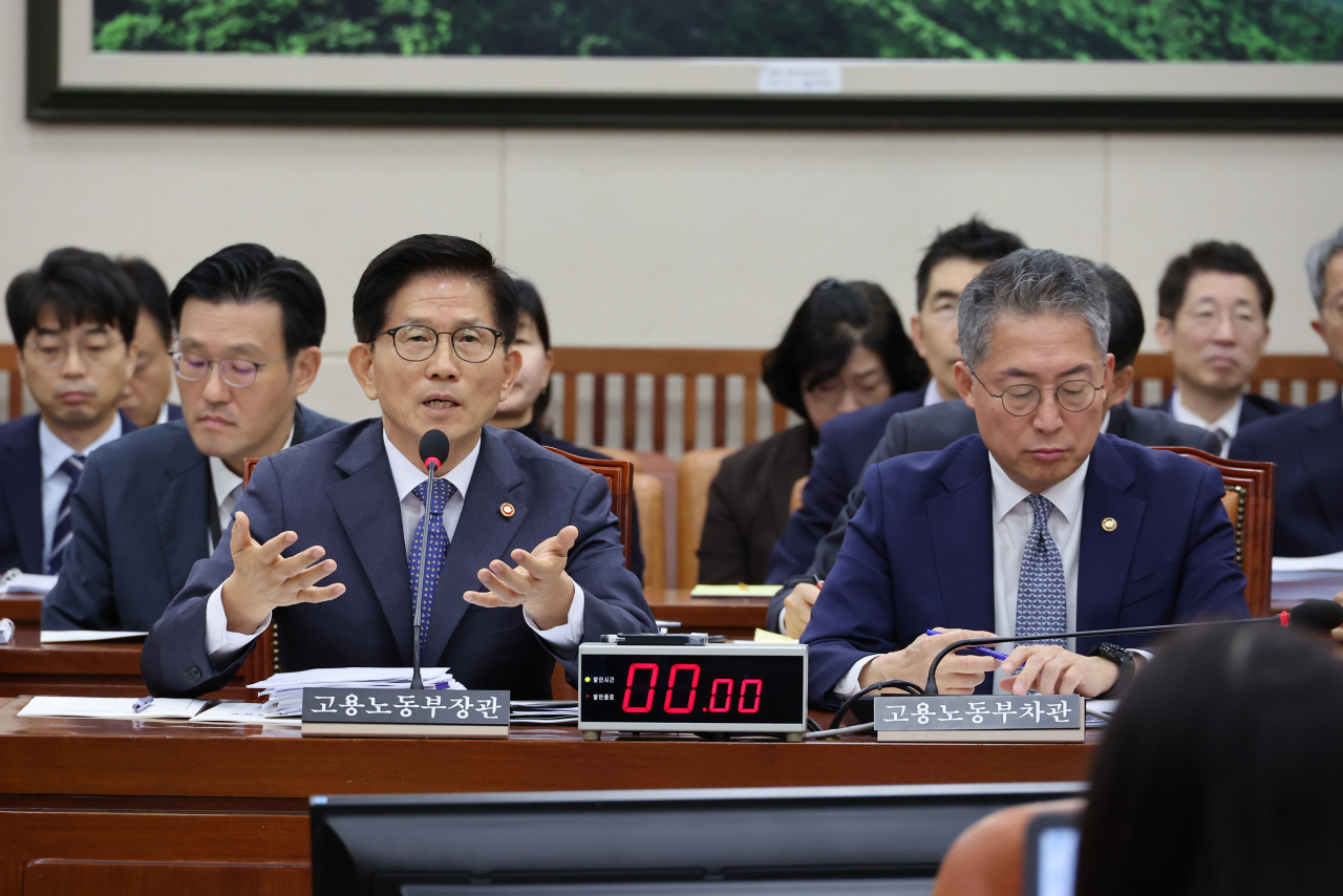 10일 오전 열린 서울 여의도 국회 환경노동위원회의 고용노동부 대상 국정감사에서 김문수 고용노동부 장관이 의원 질의에 답변하고 있다. 오른쪽은 김민석 고용노동부 차관. [연합]