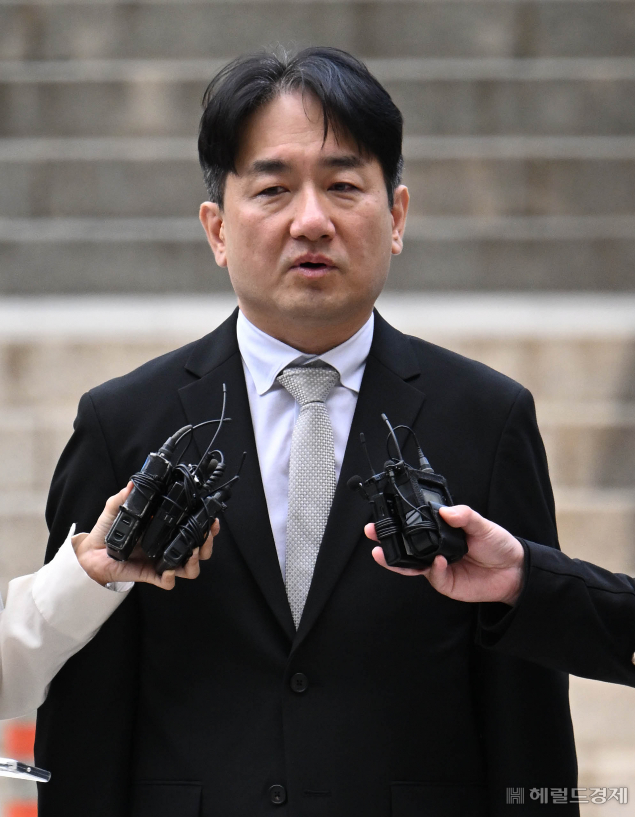 경제범죄 가중처벌 등에 관한 법률 위반(사기·횡령·배임) 혐의를 받는 류화현 위메프 대표가 10일 오전 서울 서초구 서울중앙지방법원에서 열린 구속 전 피의자 심문(영장실질심사)에 출석하고 있다. 임세준 기자