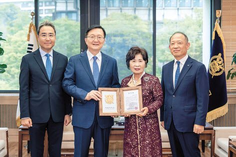 한국콜마가 서울대 인문대학 발전기금 기부 행사에서 기념사진을 촬영하고 있다. 오른쪽부터 최현규 한국콜마 대표이사, 김성애 여사, 유홍림 서울대 총장, 허현행 한국콜마 부사장 [한국콜마 제공]