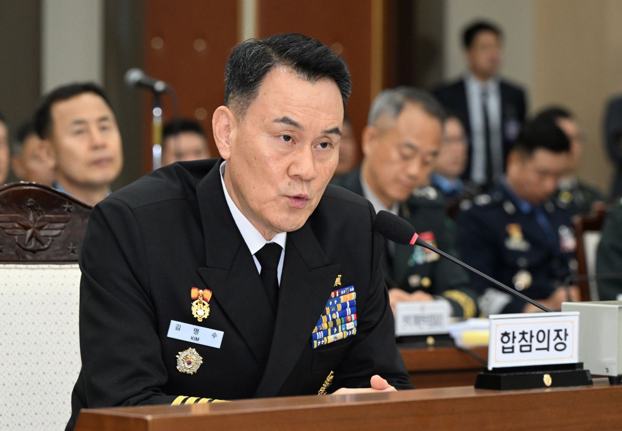 김명수 합참의장이 10일 서울 용산구 합동참모본부 청사에서 열린 국회 국정감사에서 발언하고 있다. [연합]