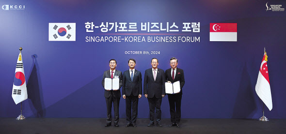 싱가포르 리츠칼튼 호텔에서 열린 ‘한-싱가포르 비즈니스 포럼’에서 현대건설은 서바나 주롱과 ‘차세대 발전사업, 신재생에너지, 탄소저감 분야에 대한 공동연구 및 기술교류를 위한 업무협약’을 체결했다. 왼쪽부터 윤영준 현대건설 사장, 안덕근 산업통상자원부 장관, 탄시렝 싱가포르 통상산업부 제2장관, 션 치아오 서바나 주롱 사장 [현대건설 제공]