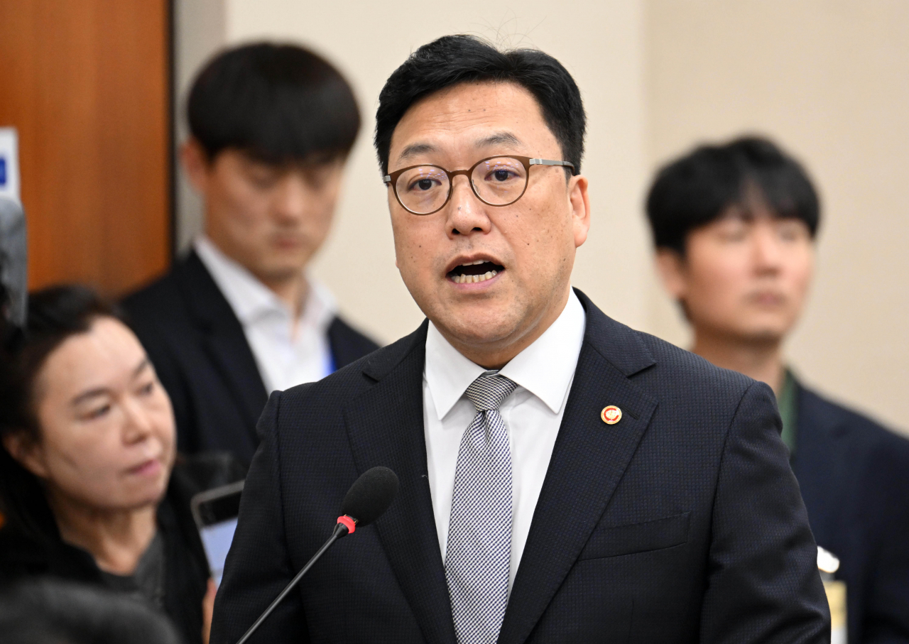 김병환 금융위원장이 10일 오전 서울 여의도 국회에서 열린 국회 정무위원회 (금융위원회, 한국산업은행, 중소기업은행 등)의 국정감사에서 업무보고를 하고 있다. 이상섭 기자