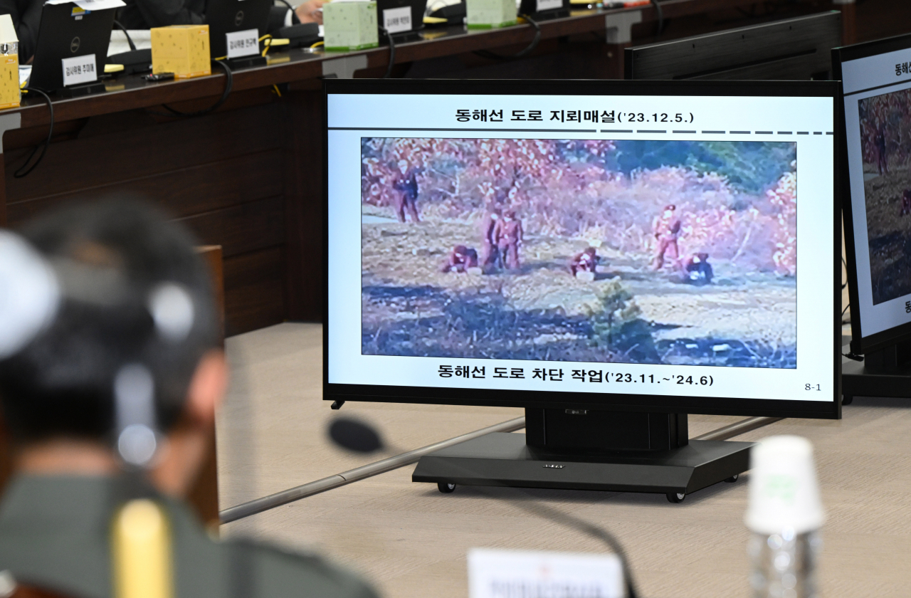 김명수 합참의장이 10일 서울 용산구 합동참모본부에서 열린 국회 국정감사에서 북한이 남북 단절 조치를 하는 사진을 공개하고 있다. [연합]