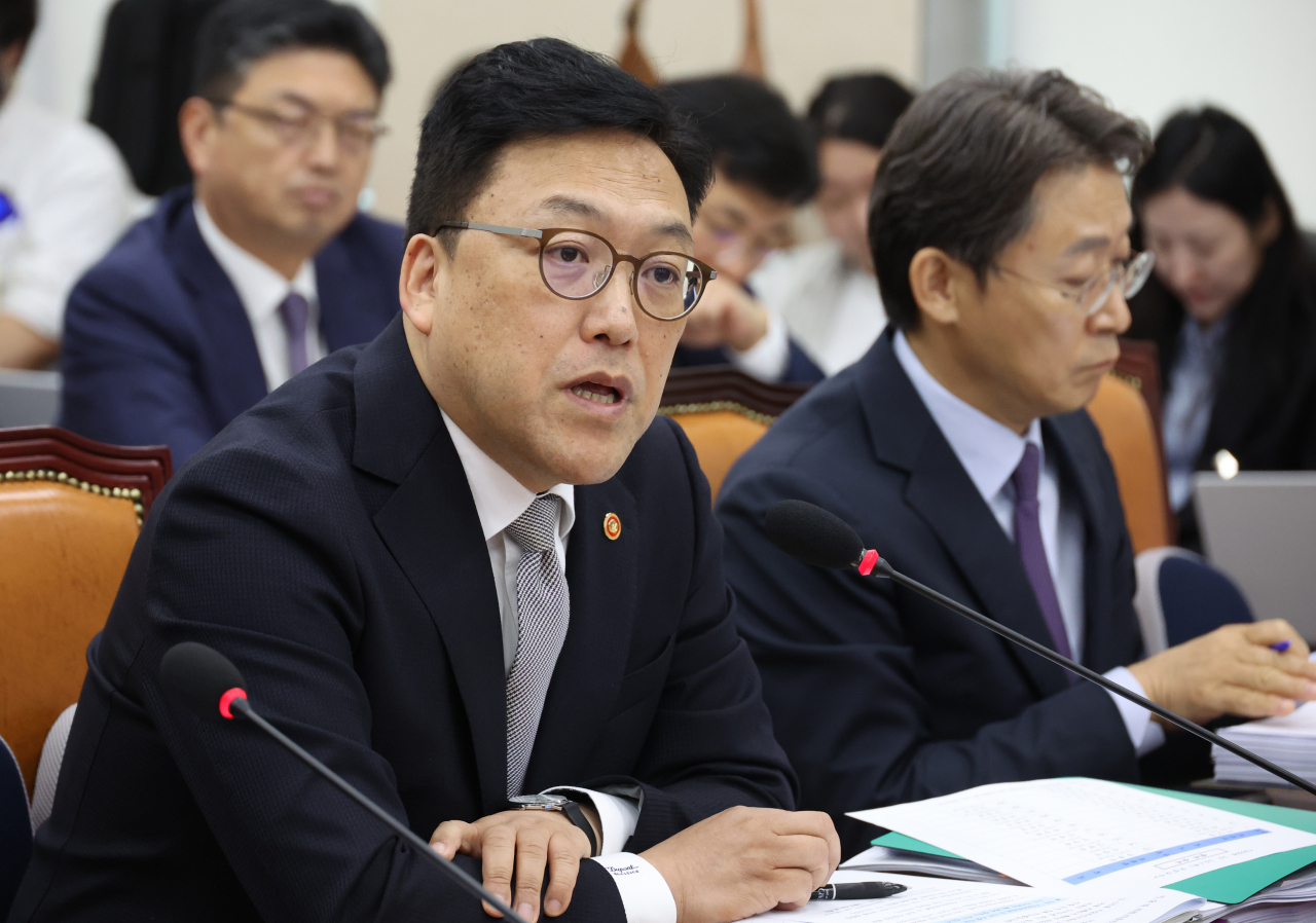 김병환 금융위원장이 10일 국회에서 열린 정무위원회의 금융위원회 등에 대한 국정감사에서 의원 질의에 답하고 있다. [연합]