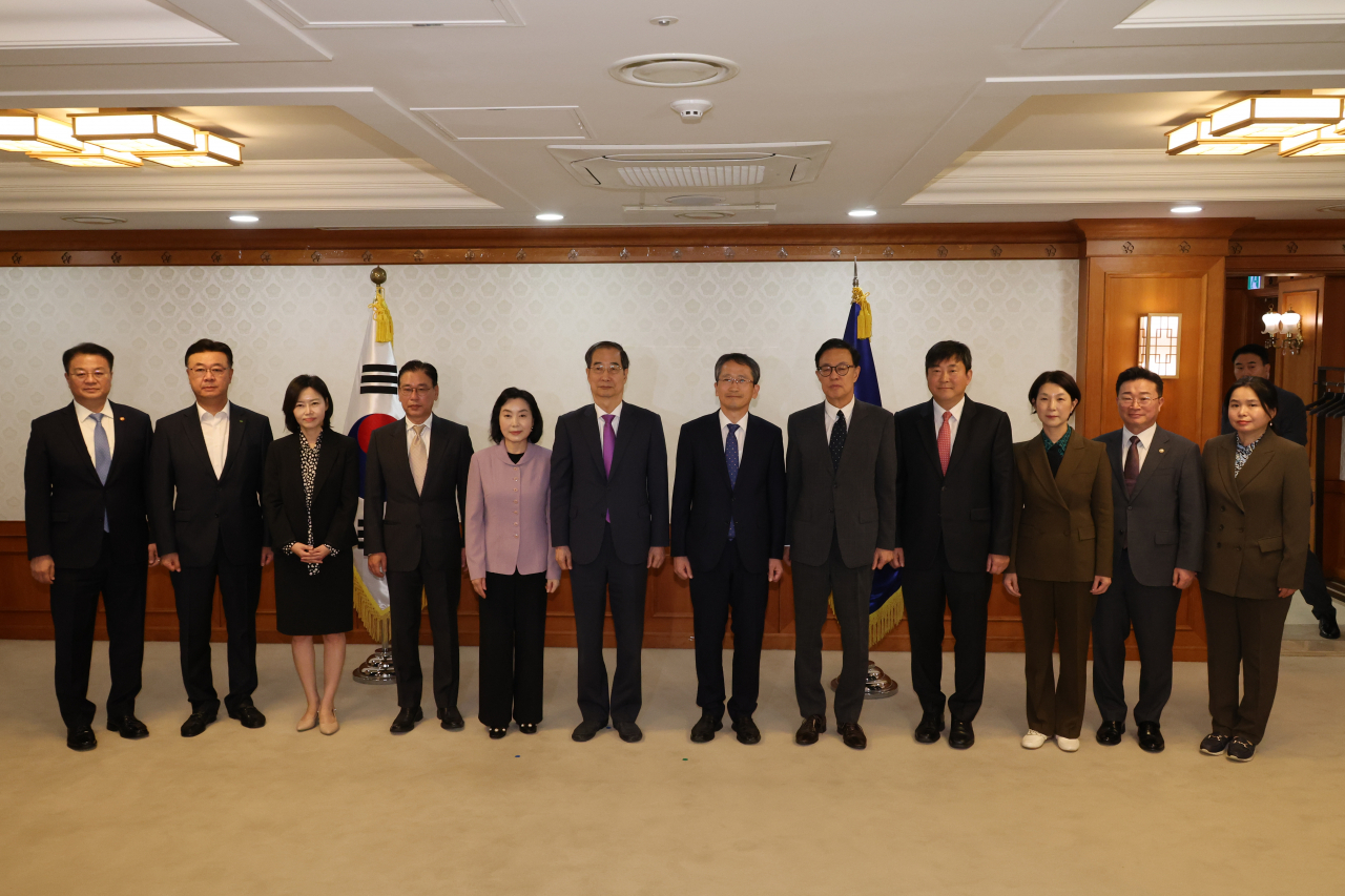 한덕수 국무총리(왼쪽 여섯 번째)가 10일 서울 종로구 정부서울청사에서 열린 정부업무평가위원회 민간위원 위촉장 수여식에서 참석자들과 기념 촬영하고 있다. [연합]