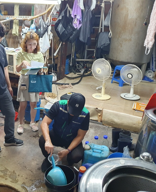 서울시와 자치구는 지난 8&sim;9월 집중호우를 틈타 오수와 폐수를 무단 방류한 5개 시설을 적발했다고 10일 밝혔다. 사진은 점검 장면.[서울시 제공]