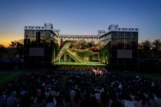 “The Barber of Seville" is performed at an outdoor stage in Nodeul Island in Seoul in October 2023 ( Seoul Foundation for Arts and Culture)