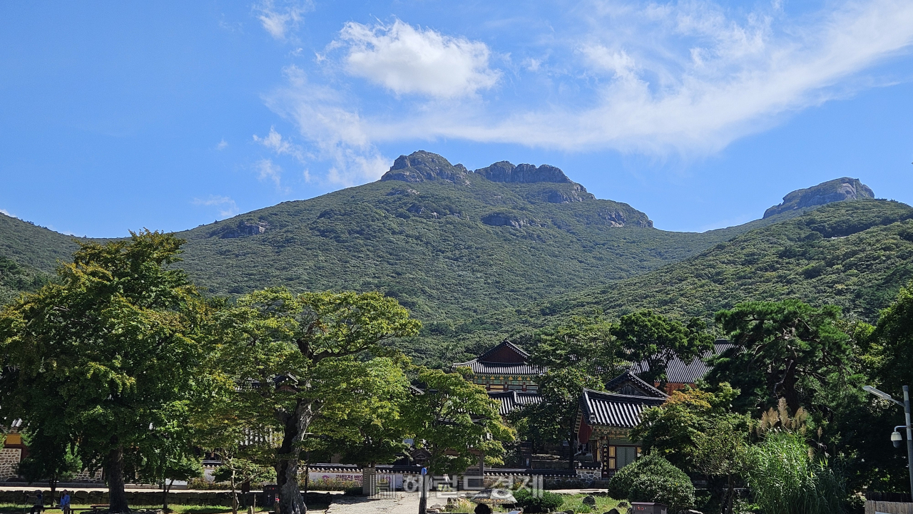 대흥사가 위치한 두륜산 전경. (왼쪽부터) 노순봉, 가련봉, 두륜봉이 부처님이 누워있는 형상을 보인다.