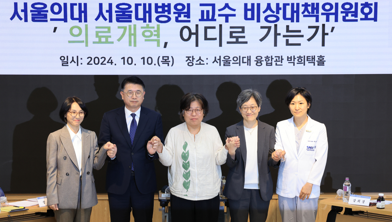정경실 보건복지부 의료개혁추진단장(왼쪽부터), 장상윤 대통령실 사회수석비서관, 사회자인 유미화 녹색소비자연대 상임대표, 강희경 서울의대·병원 교수 비대위원장, 하은진 서울의대·병원 교수 비대위원이 10일 오후 서울 종로구 서울대 의대 융합관 박희택홀에서 열린 '의료개혁, 어디로 가는가' 토론회에 참석해 기념 촬영하고 있다. [연합]