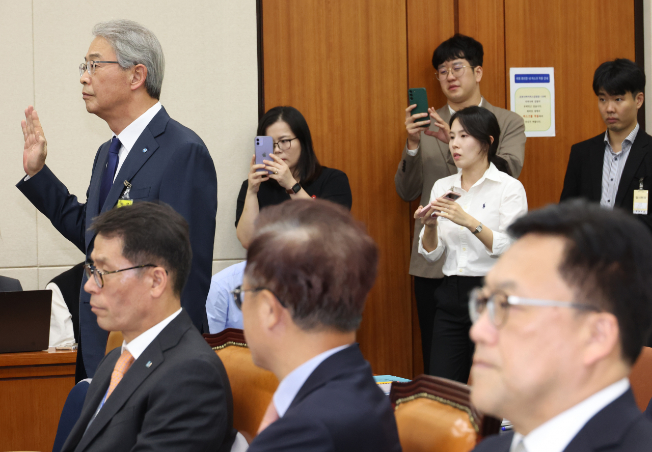 임종룡 우리금융그룹 회장이 10일 국회에서 열린 정무위원회 국정감사에 출석, 증인 선서를 하고 있다. 맨 오른쪽은 김병환 금융위원장. [연합]