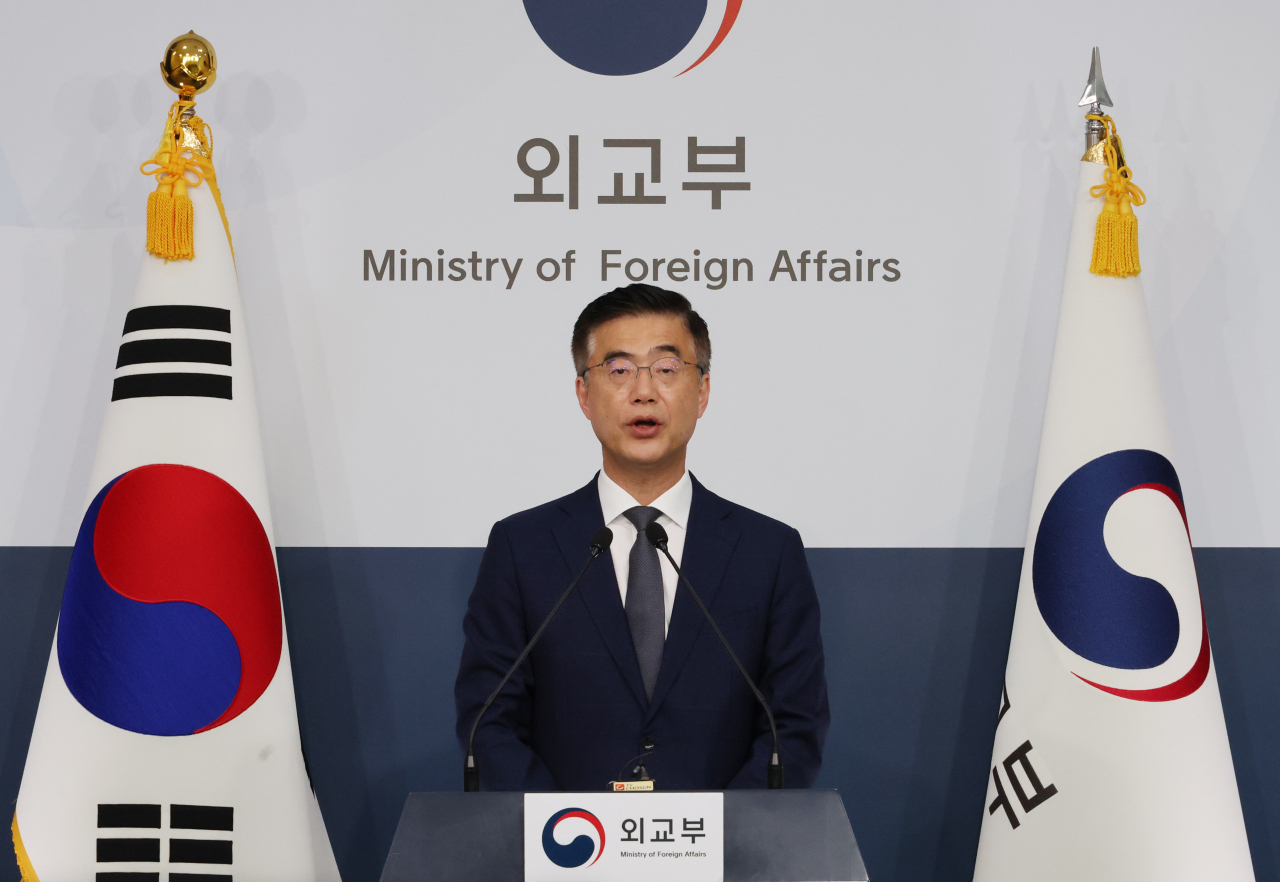 외교부 이재웅 대변인이 10일 서울 종로구 정부서울청사에서 정례브리핑을 하고 있다. [연합]