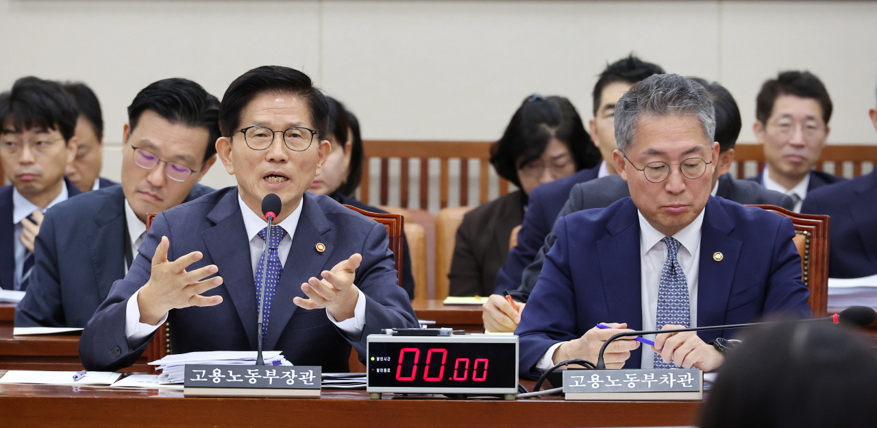 김문수 고용노동부 장관(왼쪽)이 10일 오전 열린 국회 환경노동위원회의 고용노동부 대상 국정감사에서 의원 질의에 답변하고 있다. [연합]