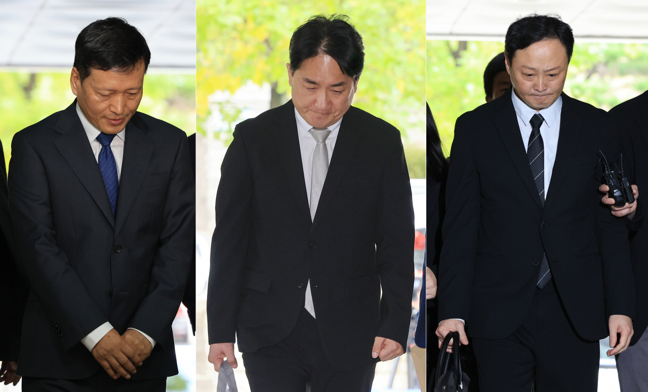 티몬·위메프 대규모 미정산 사태와 관련해 구영배 큐텐 그룹 대표(왼쪽부터), 류화현 위메프 대표, 류광진 티몬 대표가 10일 오전 서울 서초구 서울중앙지방법원에서 열린 구속 전 피의자 심문(영장실질심사)에 출석하고 있다. 이들은 정산대금 지급 불능 상황을 인식했음에도 판매자들을 속여 돌려막기식 영업을 지속해 1조5천950억원 상당의 물품 판매 대금 등을 가로챈 혐의 등을 받는다. 연합뉴스