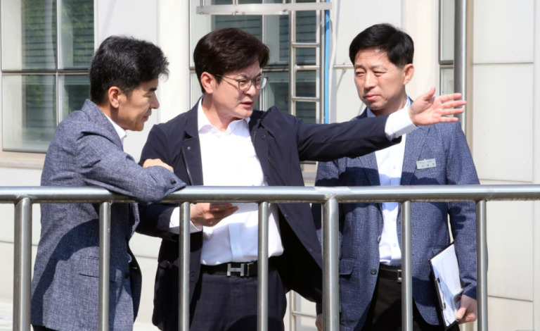김병수 김포시장이 장기교차로 상습침수지역 현장을 둘러보고 있다.[김포시 제공]