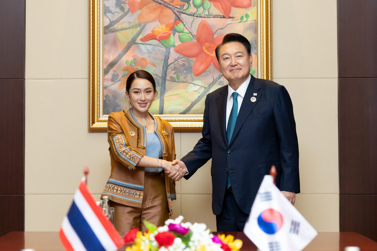 윤석열 대통령이 10일(현지시간) 라오스 비엔티안 국립컨벤션센터(NCC)에서 열린 한·태국 정상회담에서 패통탄 친나왓 태국 총리와 악수하며 기념촬영을 하고 있다. [연합]