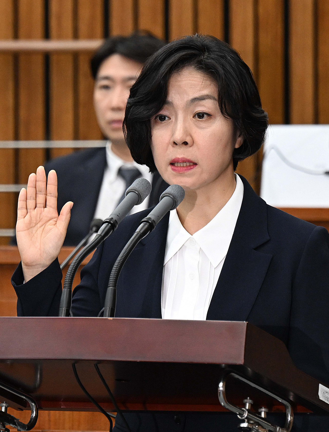 이숙연 대법관 후보자가 25일 오전 서울 여의도 국회에서 열린 인사청문회에서 선서하고 있다. 임세준 기자