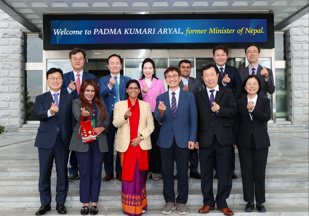 아리얄 네팔측 일행은 7일 영남대학교를 방문해 간담회를 갖고 기념 촬영하고 있다. [사진=한국-네팔국제교류협회 부산지회]