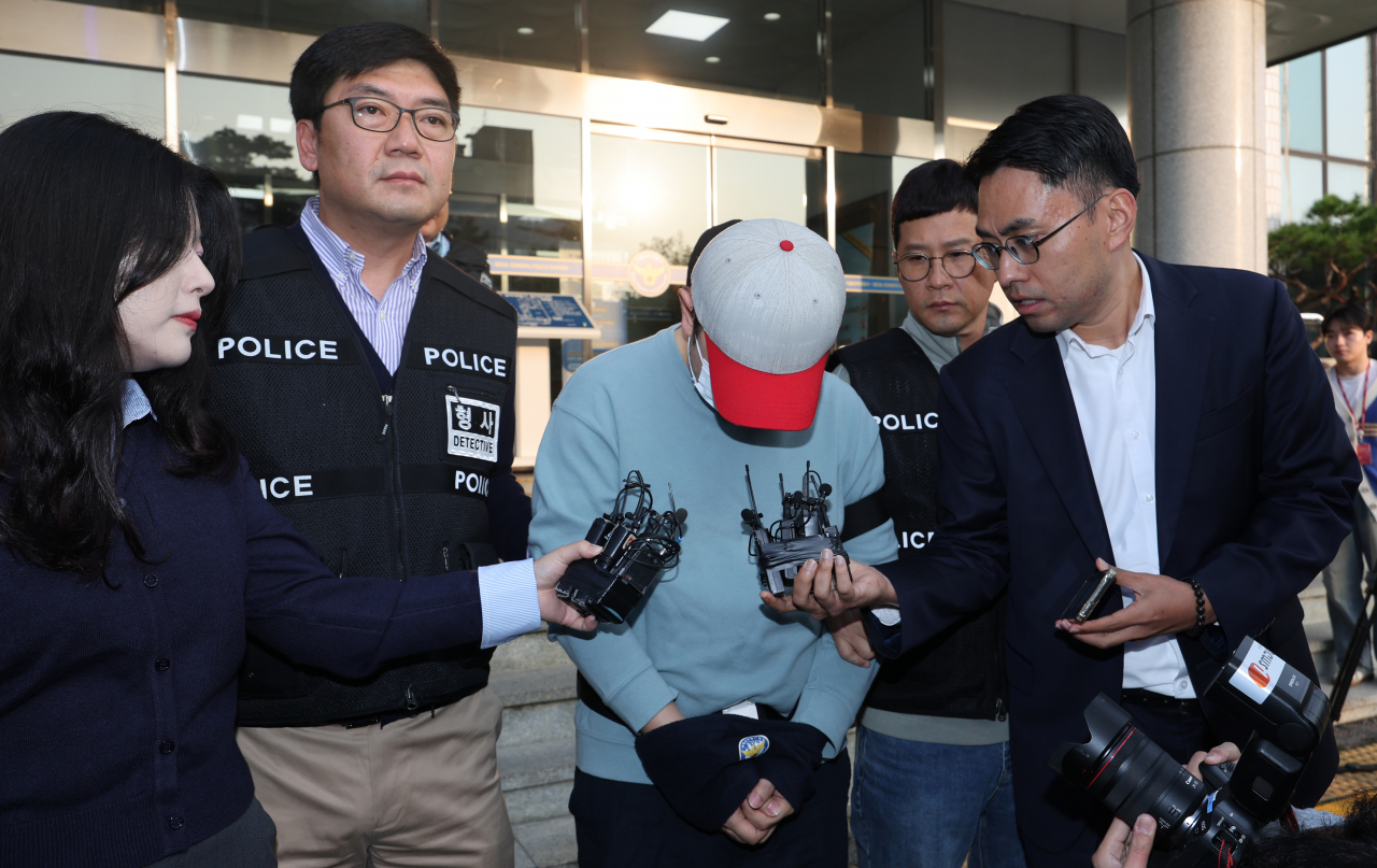 임대형 창고에 보관된 현금 수십억 원을 훔쳐 달아났다 붙잡힌 창고 관리직원이 11일 오전 서울 송파구 송파경찰서에서 검찰로 송치되고 있다. [연합]