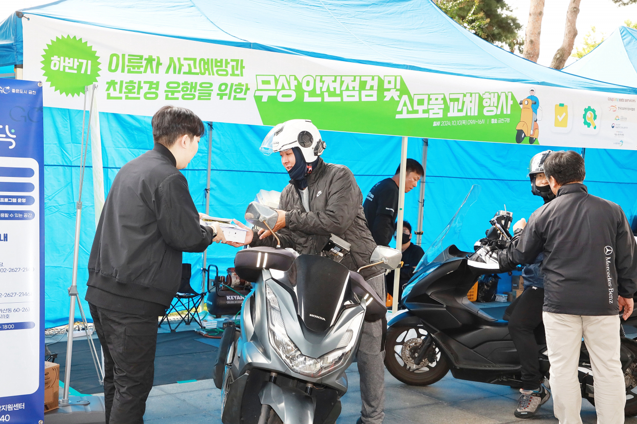 서울 금천구는 10일 구청 물첨벙쉼터 앞에서 배달업 종사자 안전을 위해 이륜차 무상점검을 실시했다.[금천구 제공]