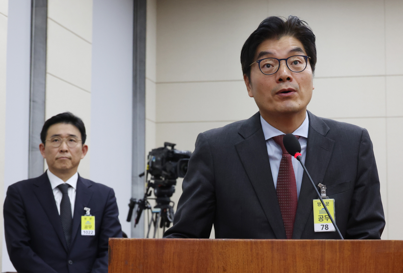 10일 국회 환경노동위원회의 고용노동부 대상 국정감사에서 증인으로 출석한 정종철 쿠팡풀필먼트서비스 대표이사(오른쪽)가 의원 질의에 답하고 있다. 왼쪽은 홍용준 쿠팡CLS 대표이사. [연합]