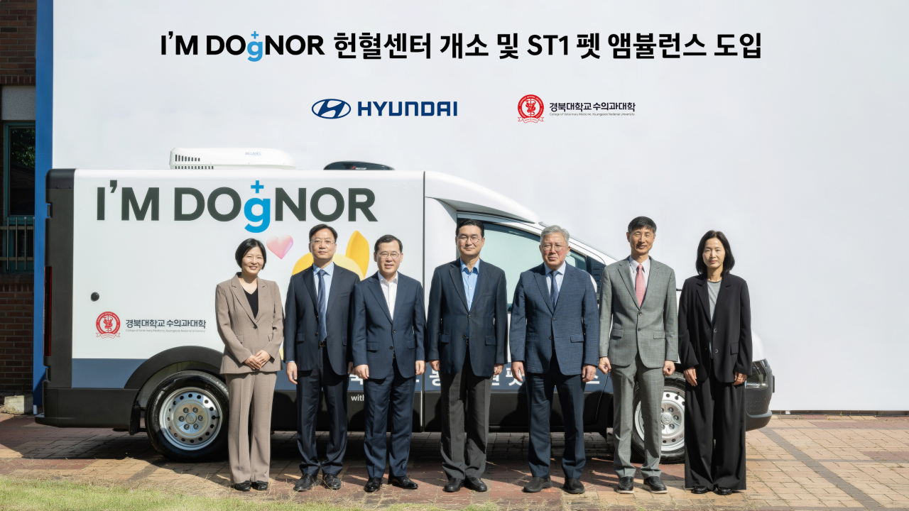 이기자(왼쪽부터) 경북대학교 동물병원장, 박상준 경북대학교 부학장, 이준택 현대차 대구경북지역본부 상무, 현대차 국내사업본부장 정유석 부사장, 이인중 경북대학교 연구산학부총장, 이만휘 경북대학교 수의과대학 학장, 현대차 국내마케팅실장 서영옥 상무가 지난 10일 경북대 수의과대학 잔디마당에서 열린 ‘경북대 아임도그너 헌혈센터 개소식’에서 기념 촬영을 하고 있다. [현대차 제공]