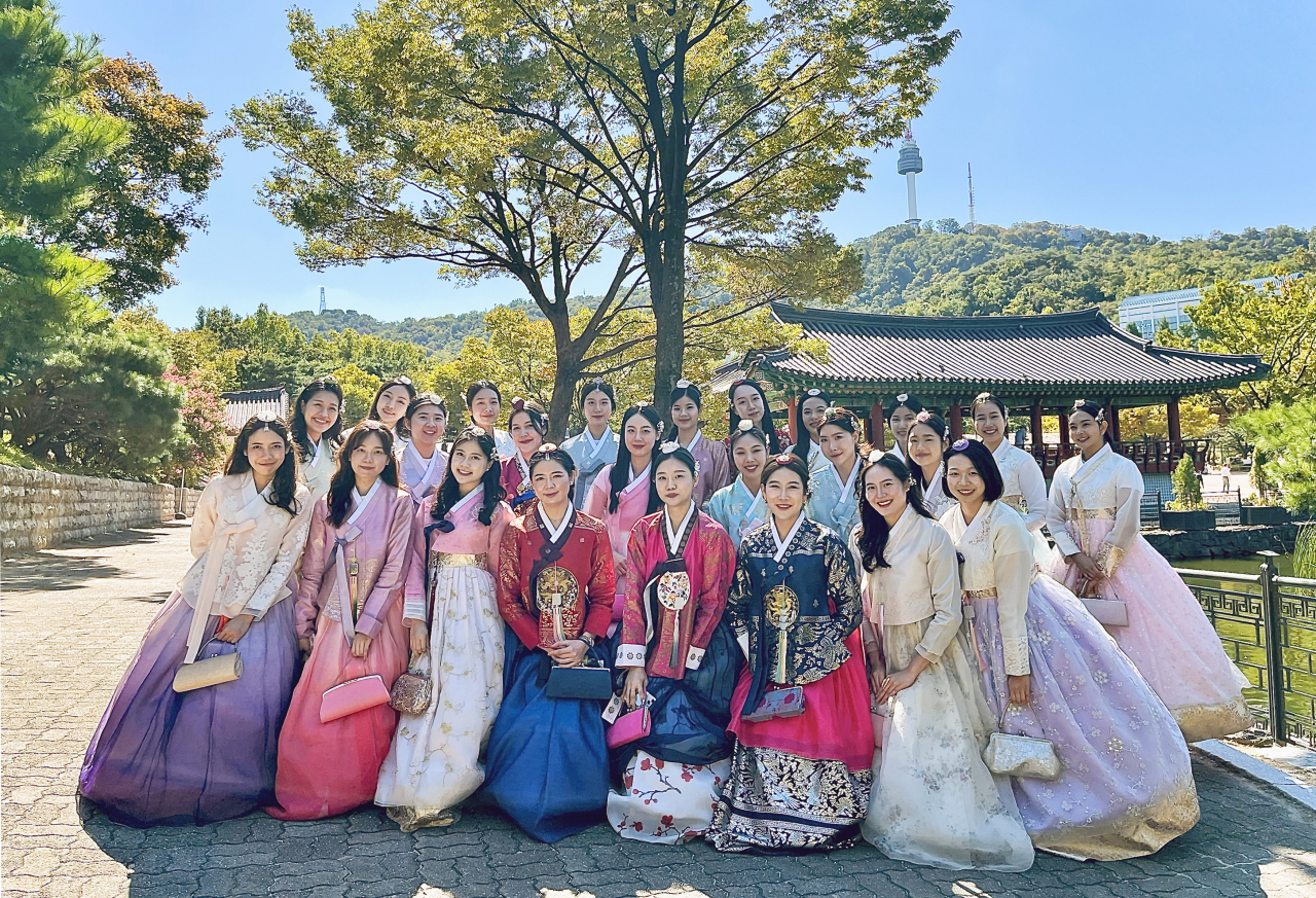 대한항공은 신입 외국인 객실 승무원들을 대상으로 한국 문화 이해의 폭을 넓히는 'Dive into K-style' 프로그램을 진행했다고 11일 밝혔다. 최근 서울 중구 남산골 한옥마을에서 프로그램에 참가한 외국인 승무원들이 한복을 입고 전통 다례를 체험하고 있다. [대한항공 제공]