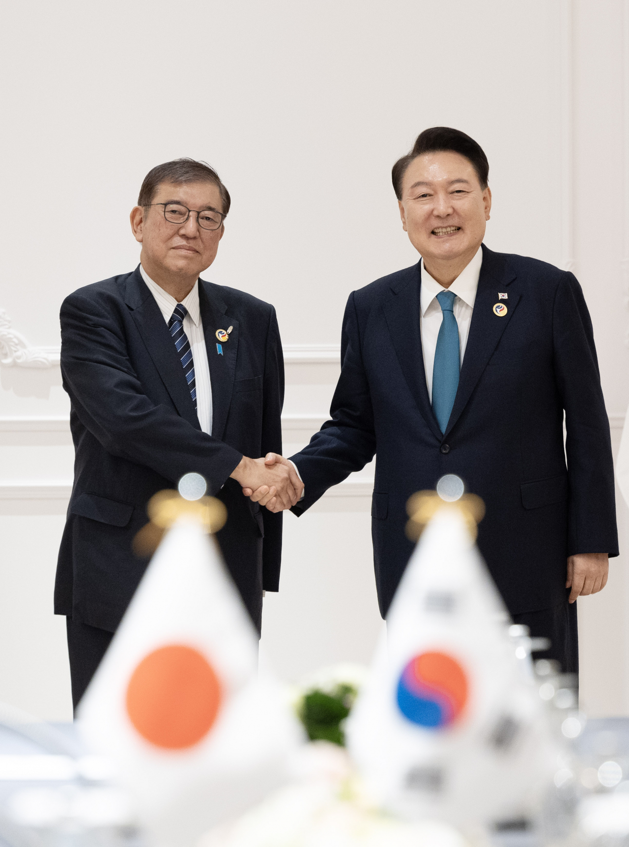 윤석열 대통령이 10일(현지시간) 라오스 비엔티안의 한 호텔에서 열린 한일 정상회담에서 이시바 시게루 일본 신임 총리와 악수하고 있다. [연합]