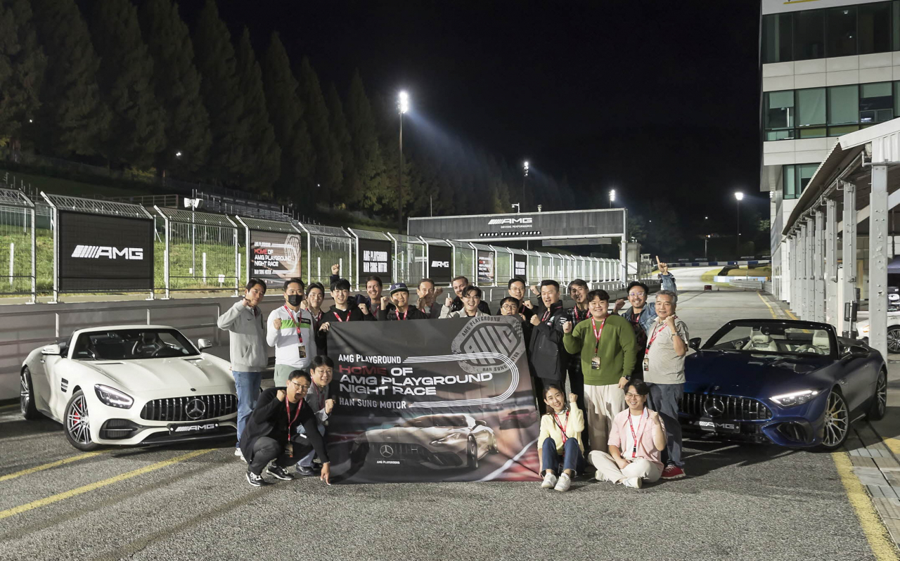 ‘AMG 플레이그라운드’ 클럽 멤버 초청 나이트 레이스 프로그램 참가자들이 기념 촬영을 하고 있다. [한성자동차 제공]