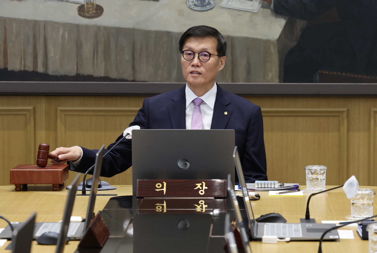 이창용 한국은행 총재가 11일 서울 중구 한국은행에서 열린 금융통화위원회 통화정책방향 회의를 주재하고 있다. 2024.10.11. 사진공동취재단