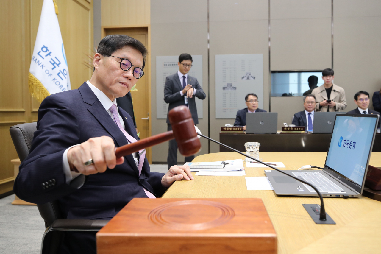 이창용 한국은행 총재가 11일 서울 중구 한국은행에서 열린 금융통화위원회에서 의사봉을 두드리고 있다. [사진공동취재단]