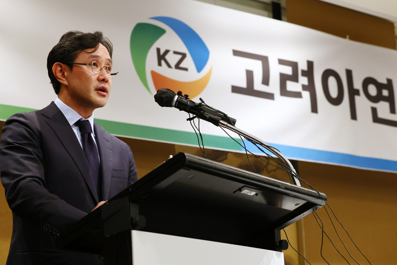 최윤범 고려아연 회장이 2일 오후 서울 용산구 그랜드하얏트 호텔에서 열린 고려아연 기자회견에 참석해 발언하고 있다. [연합]