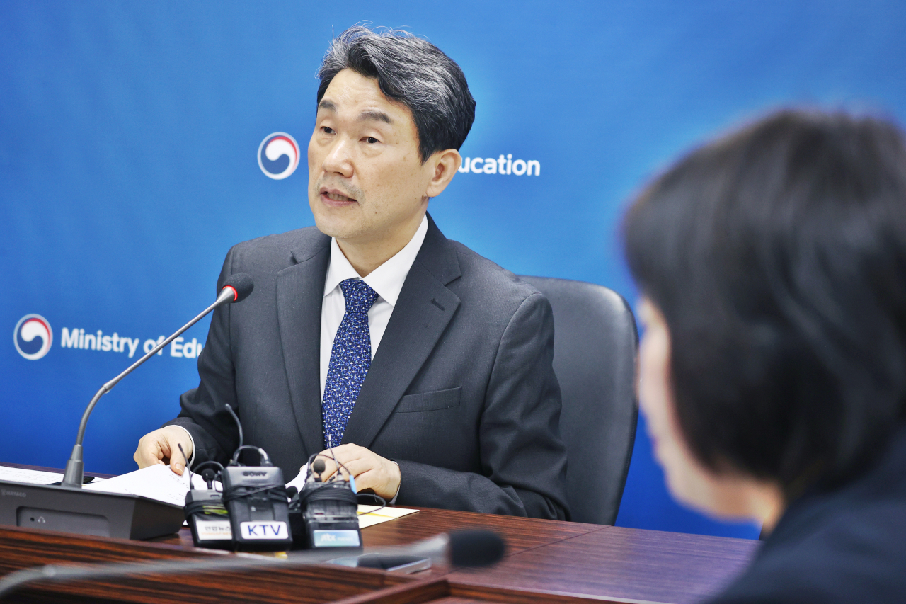 이주호 사회부총리 겸 교육부 장관이 11일 오전 서울 영등포구 한국교육시설안전원에서 화상으로 열린 의과대학 운영 대학 총장 간담회에서 발언하고 있다. [연합]