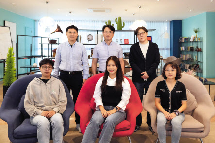이번 연구를 수행한 UNIST 연구진. 박성호(윗줄 왼쪽부터 시계방향), 강세병, 김은희 교수, 여미래, 전희진, 전준표 연구원 [UNIST 제공]