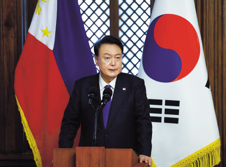 윤석열 대통령이 7일(현지시간) 필리핀 마닐라 말라카냥 대통령궁에서 페르디난드 마르코스 필리핀 대통령과 한·필리핀 정상회담을 마친 뒤 공동언론발표를 하고 있다. [연합]
