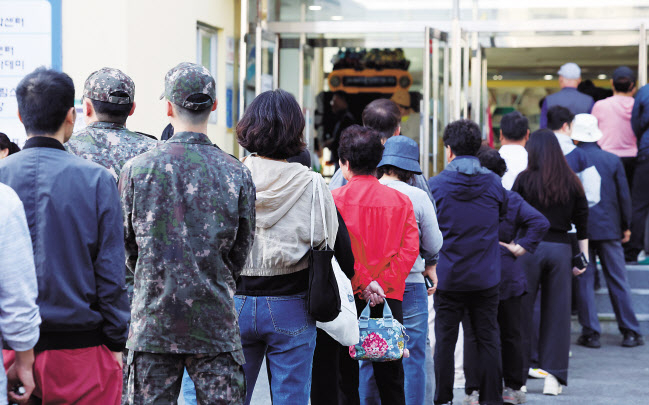 재보선 사전투표율 첫날 3.55%…30만7008명 참여