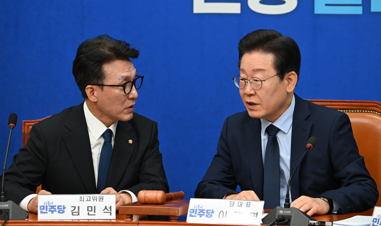 이재명(오른쪽) 더불어민주당 대표가 7일 오전 서울 여의도 국회에서 열린 최고위원회의에서 김민석 최고위원과 대화를 나누고 있다. 임세준 기자