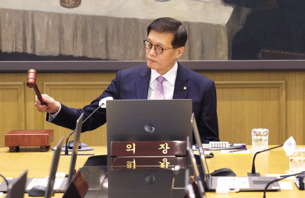 이창용 한국은행 총재가 11일 서울 중구 한국은행에서 열린 금융통화위원회 통화정책방향 회의를 주재하고 있다. [사진공동취재단]