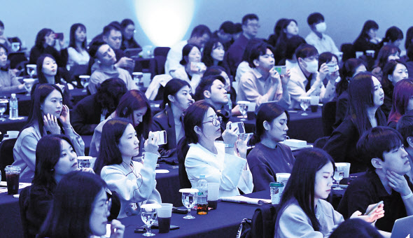 헤럴드디자인포럼 2024에서 참석자들이 스마트폰으로 강연모습을 촬영하고 있다. 임세준 기자
