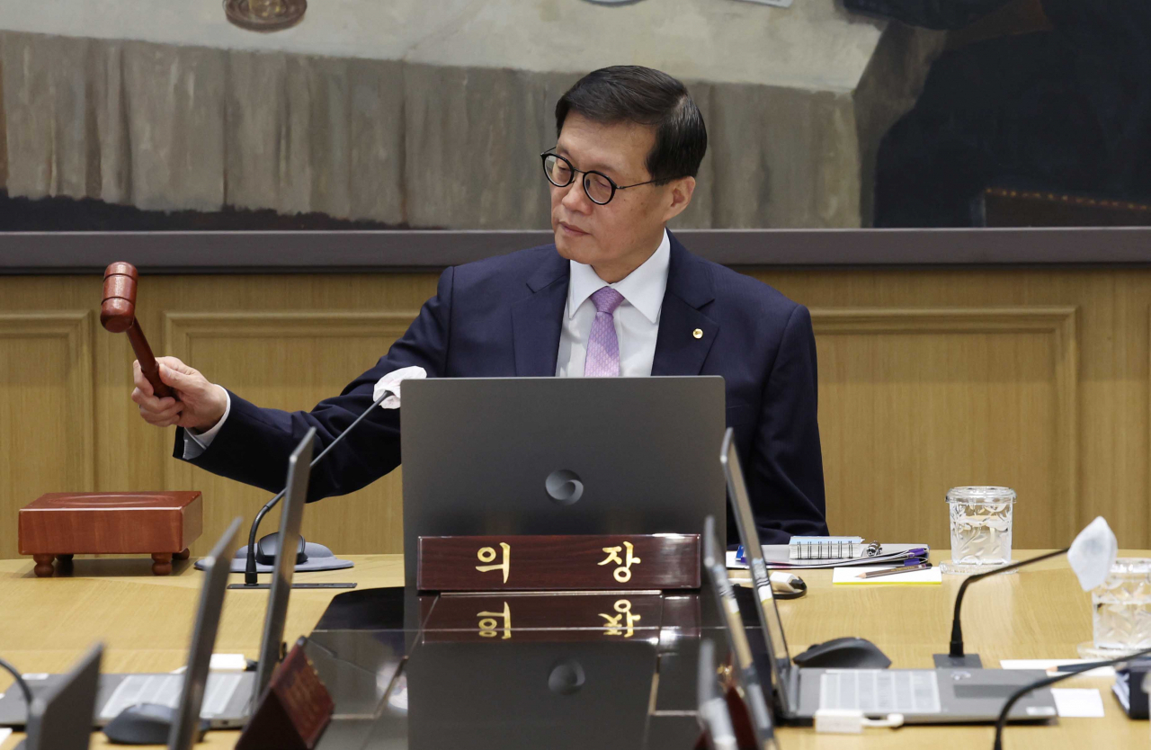 이창용 한국은행 총재가 11일 서울 중구 한국은행에서 열린 금융통화위원회에서 의사봉을 두드리고 있다. [연합]