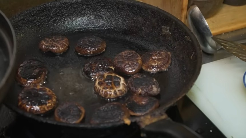 “금팔찌 차고 기름때 묻은 프라이팬에”…흑백요리사 이모카세, 식당 위생 논란에…“과거 영상” 해명