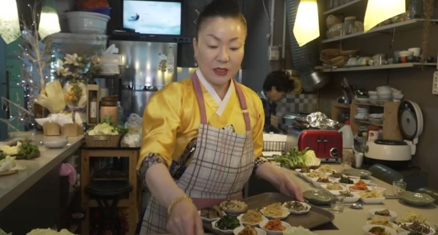 “금팔찌 차고 기름때 묻은 프라이팬에”…흑백요리사 이모카세, 식당 위생 논란에…“과거 영상” 해명